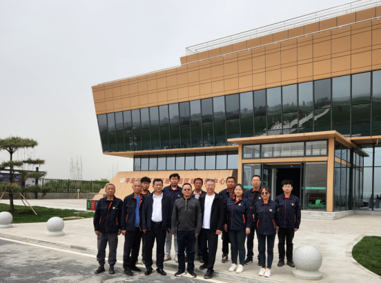 集团公司向导深入施工一线检查事情，加入平原树模区组织召开的工程项目座谈会